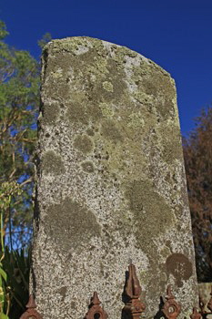 Old_tombstone_portrait_1_we-X